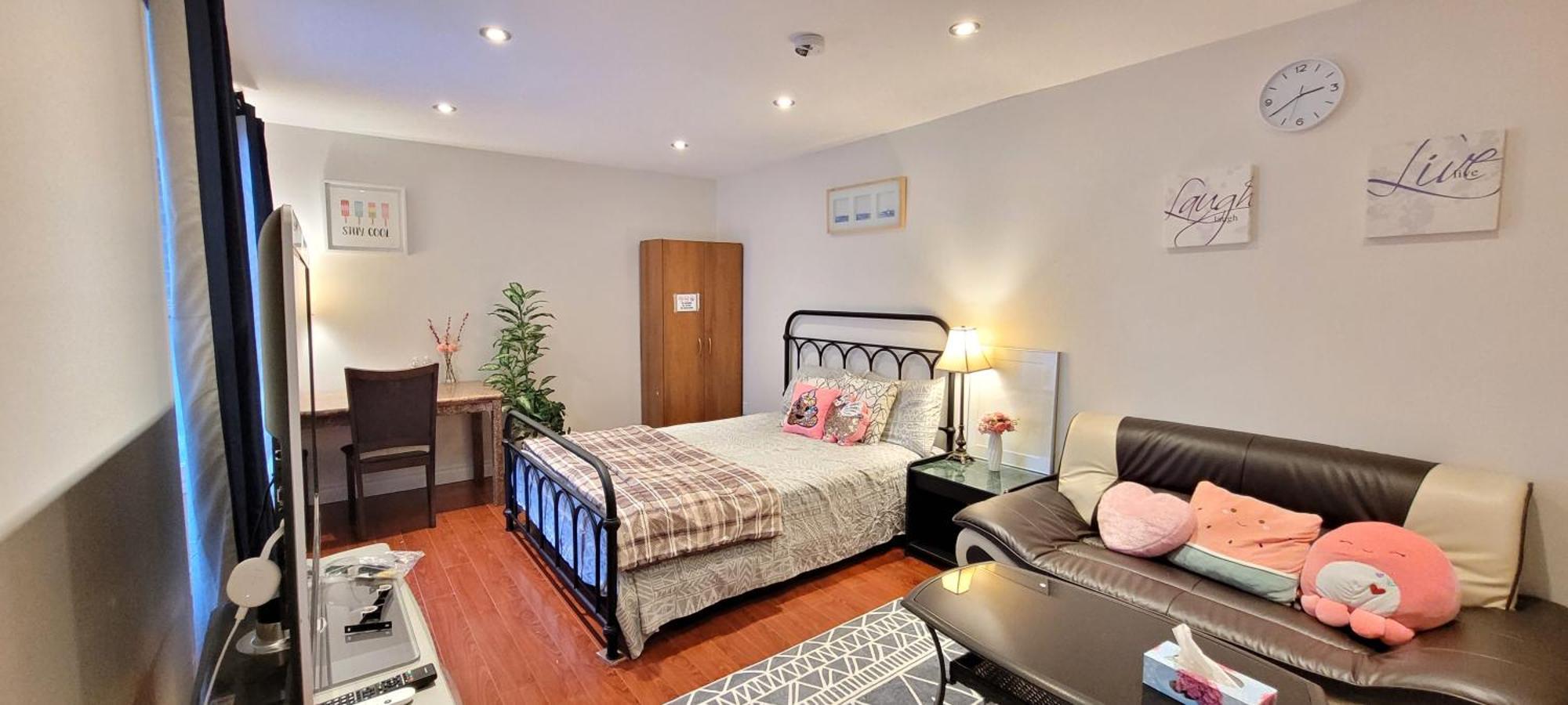Mainfloor Spacious In Toronto