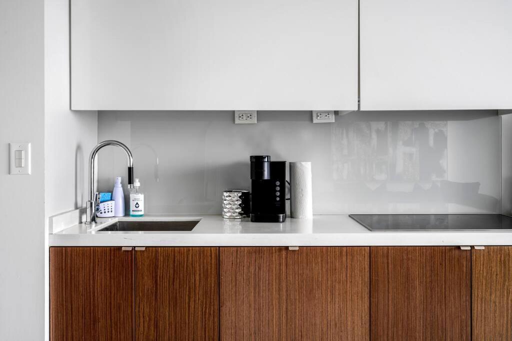 Apartment One Bed And Den Upscale Comfort With Parking