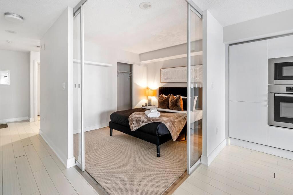 One Bed And Den Upscale Comfort With Parking Toronto