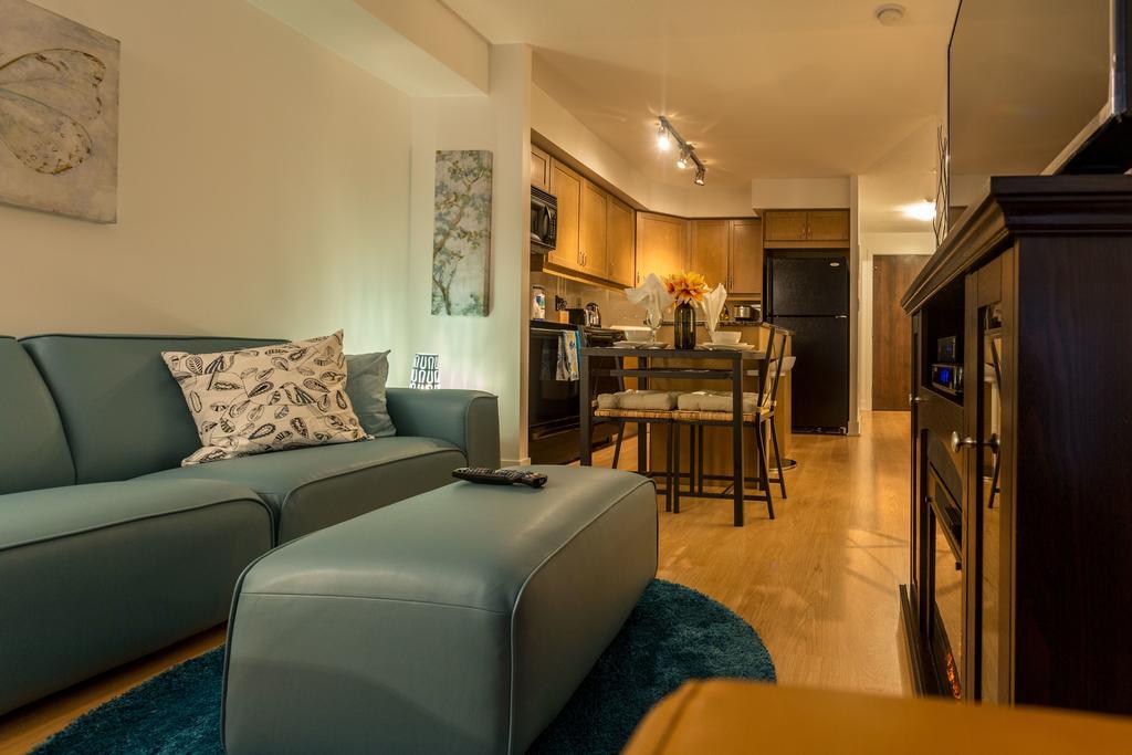 Red Maple - Blue Jays Way Apartment