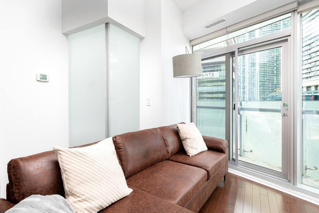 2 Bedrooms Downtown With Parking *