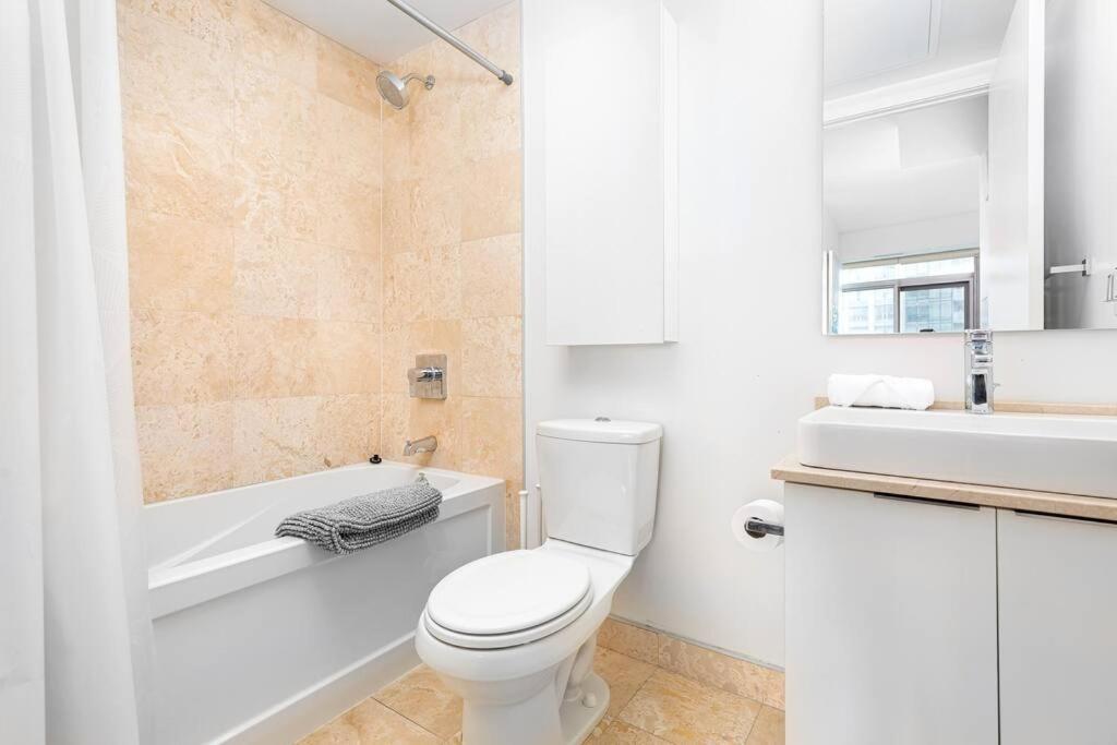 Apartment 2 Bedrooms Downtown With Parking Toronto