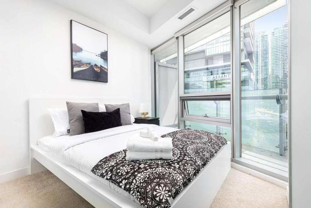 2 Bedrooms Downtown With Parking Apartment