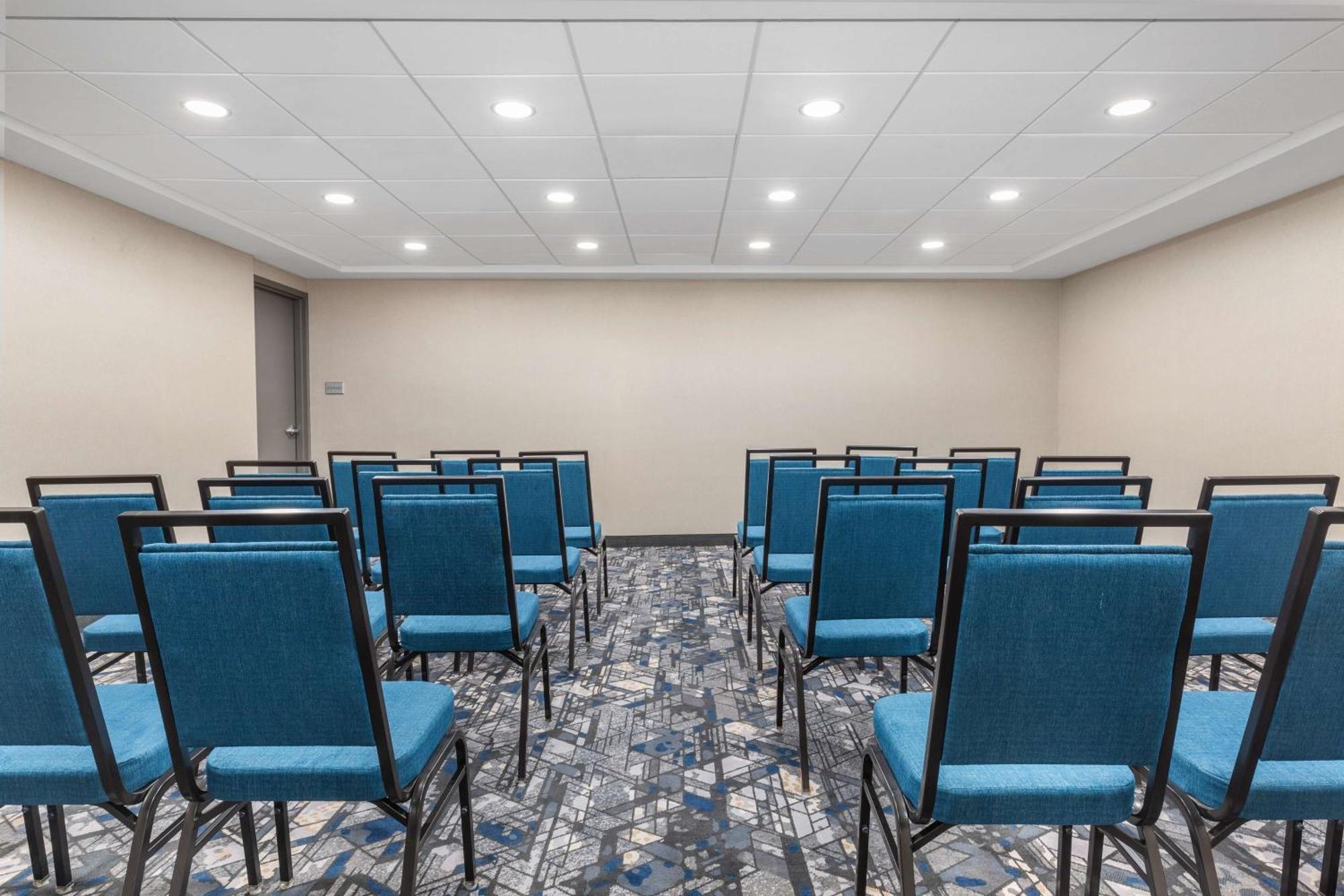 Hotel Hampton & By Hilton Downtown 3*