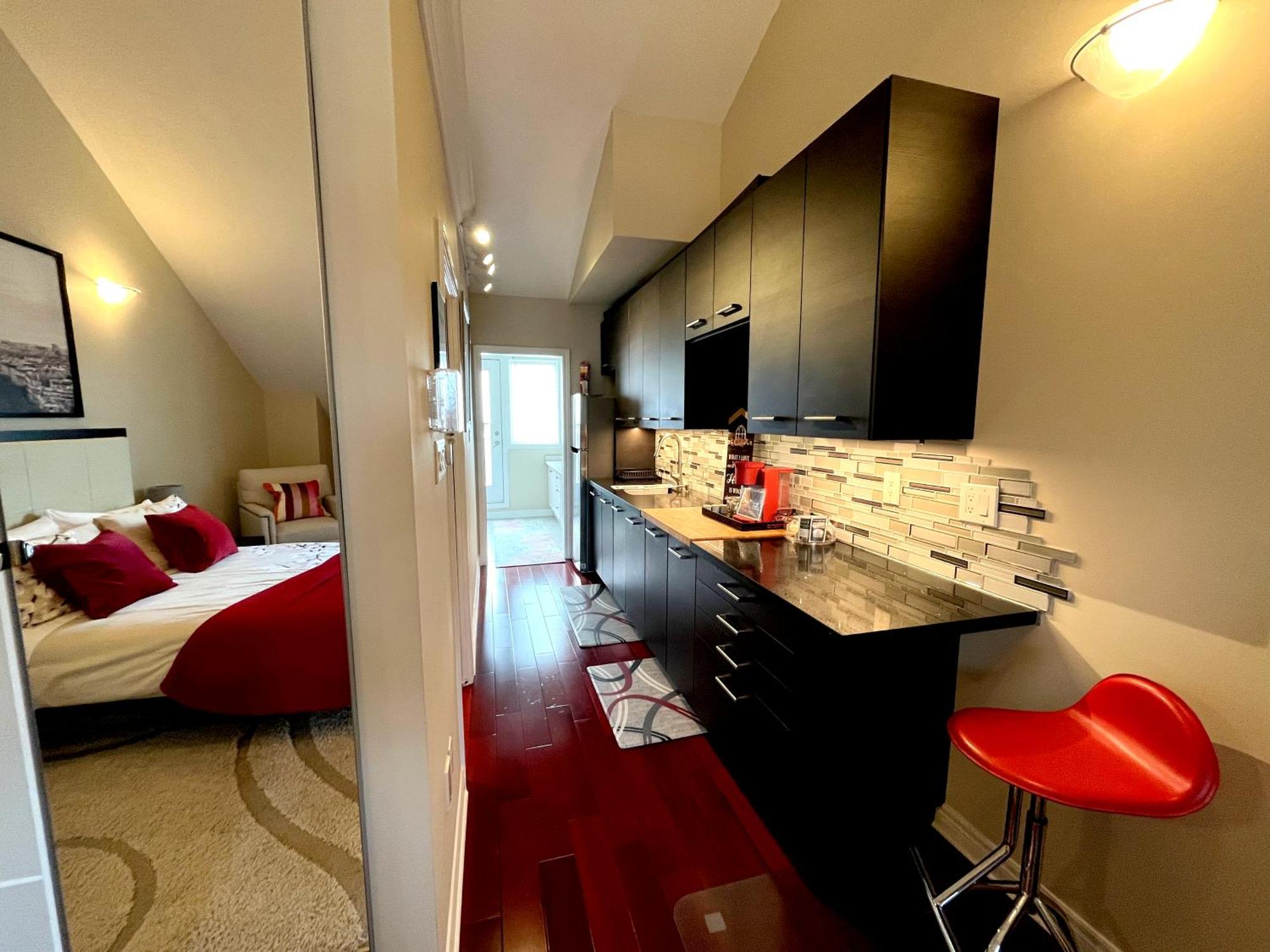 Homestay Stunning In Townhouse Across The Toronto