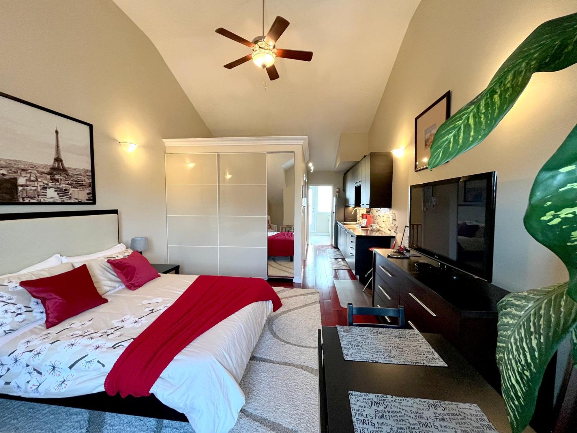 Homestay Stunning In Townhouse Across The *