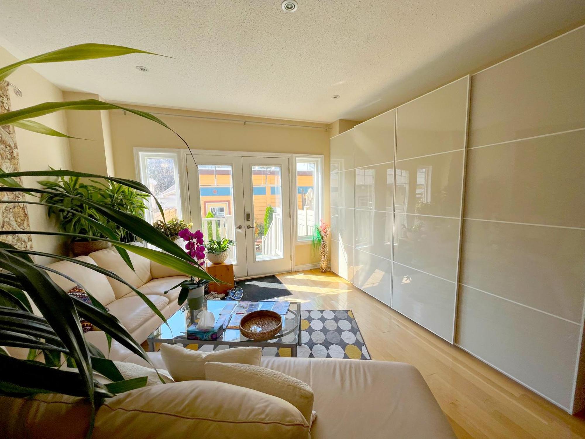 Homestay Stunning In Townhouse Across The