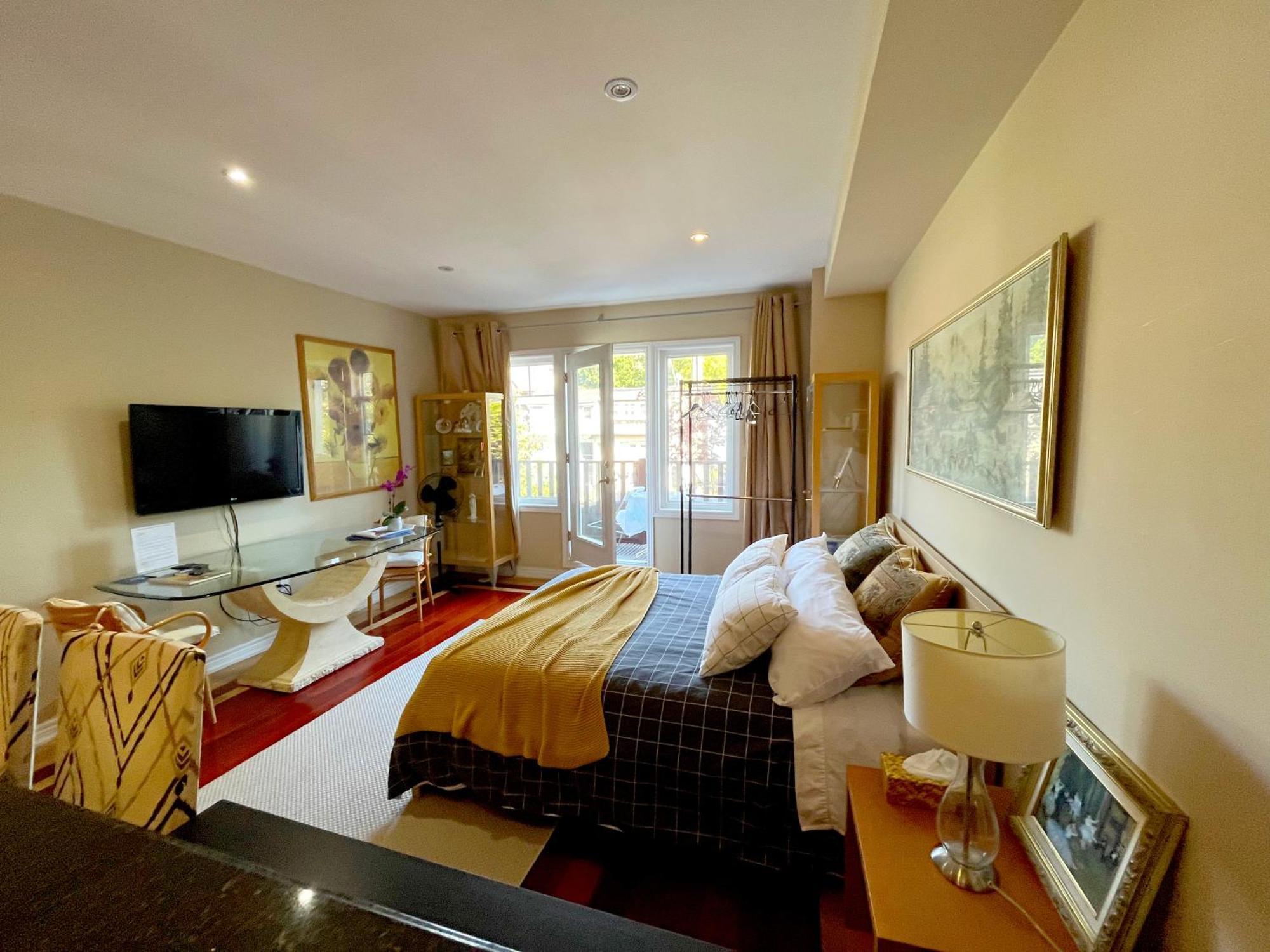 Stunning In Townhouse Across The Homestay