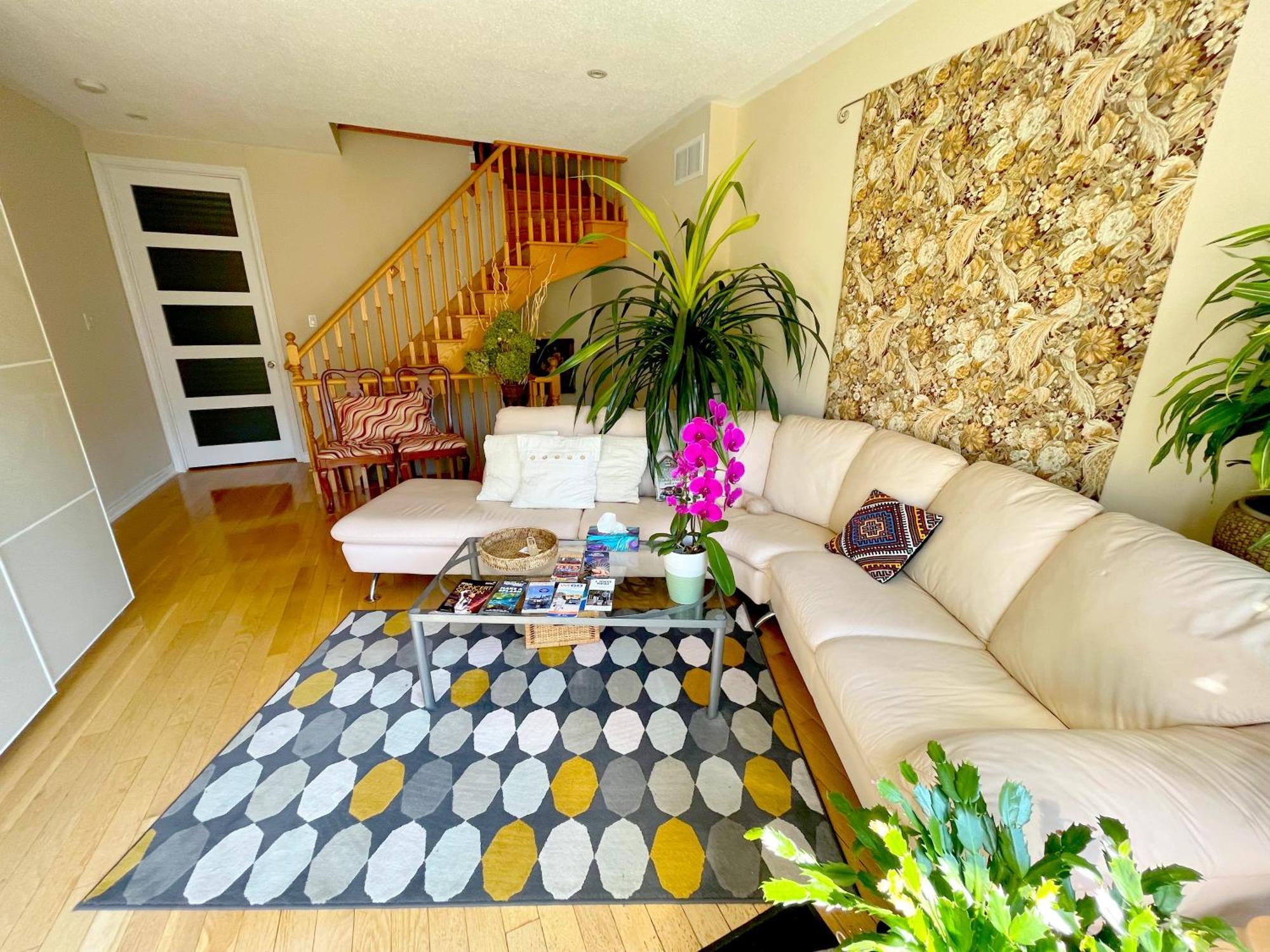 Stunning In Townhouse Across The Homestay Toronto