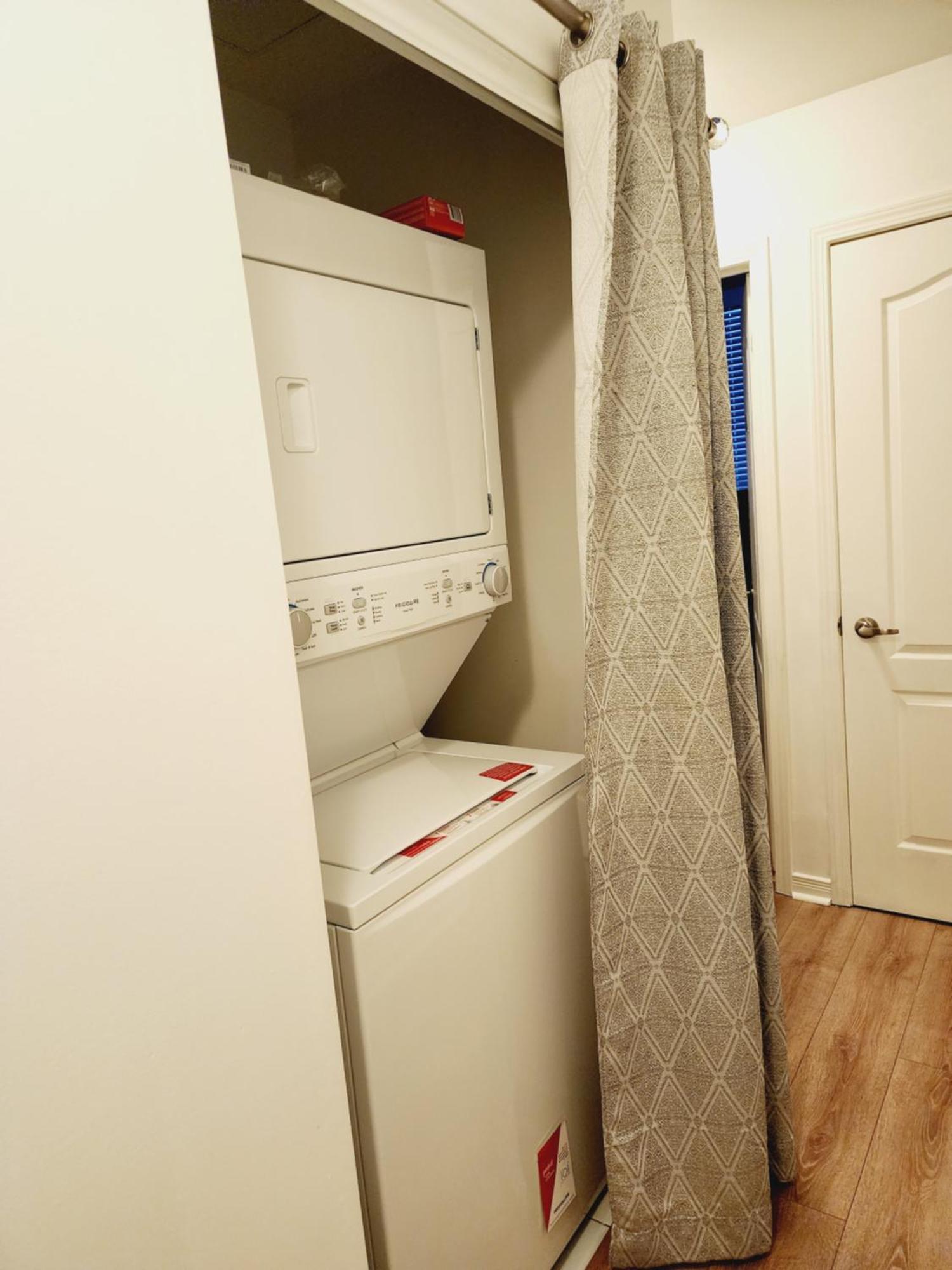 Beautiful Townhouse Near Yorkdale Mall, Wilson Subway