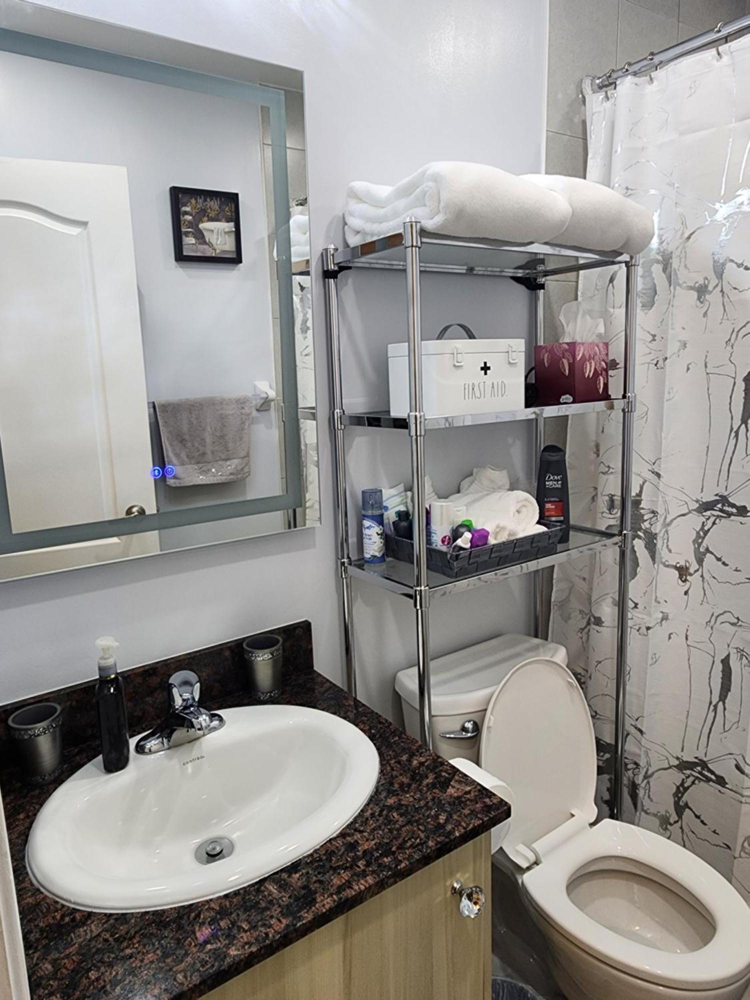 Beautiful Townhouse Near Yorkdale Mall, Wilson Subway * Toronto