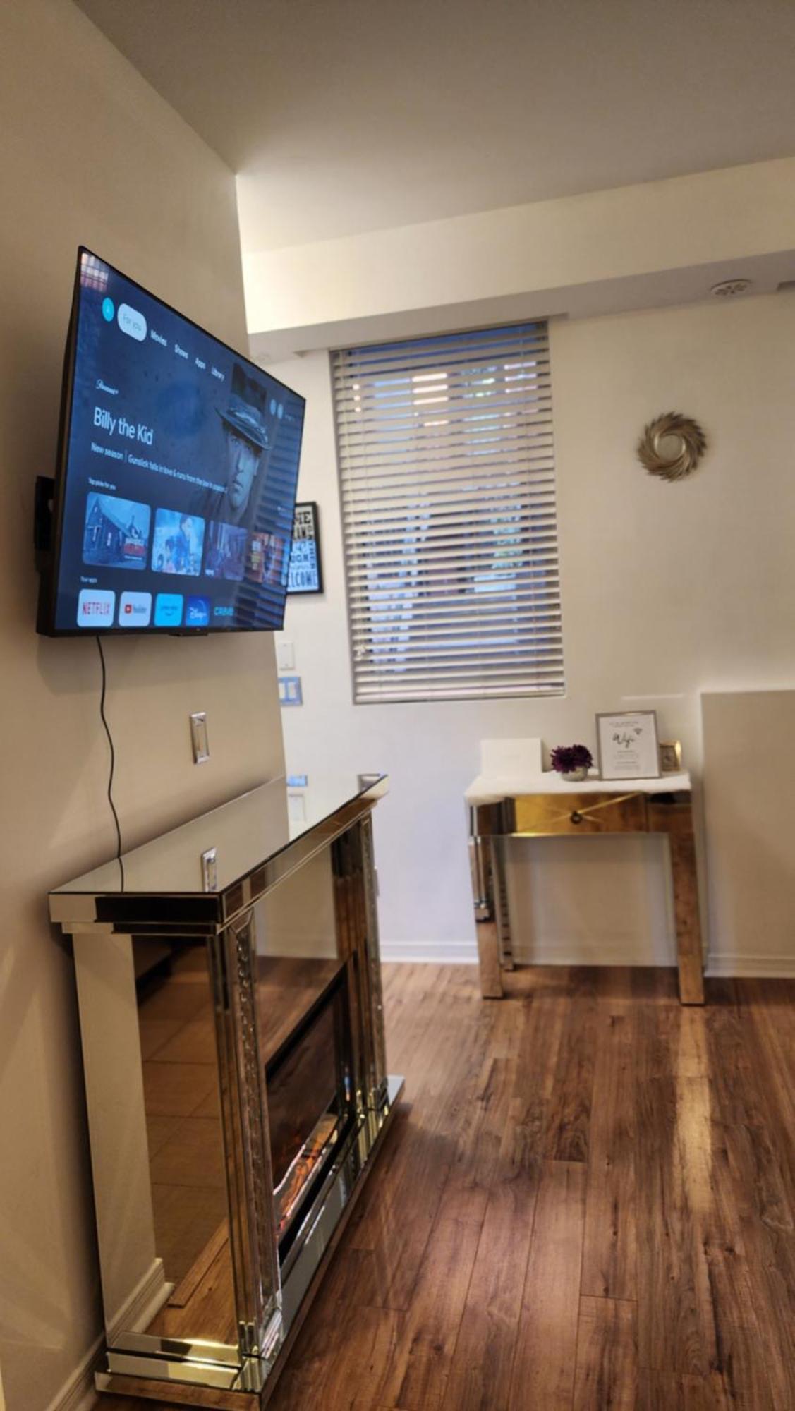 Beautiful Townhouse Near Yorkdale Mall, Wilson Subway Apartment