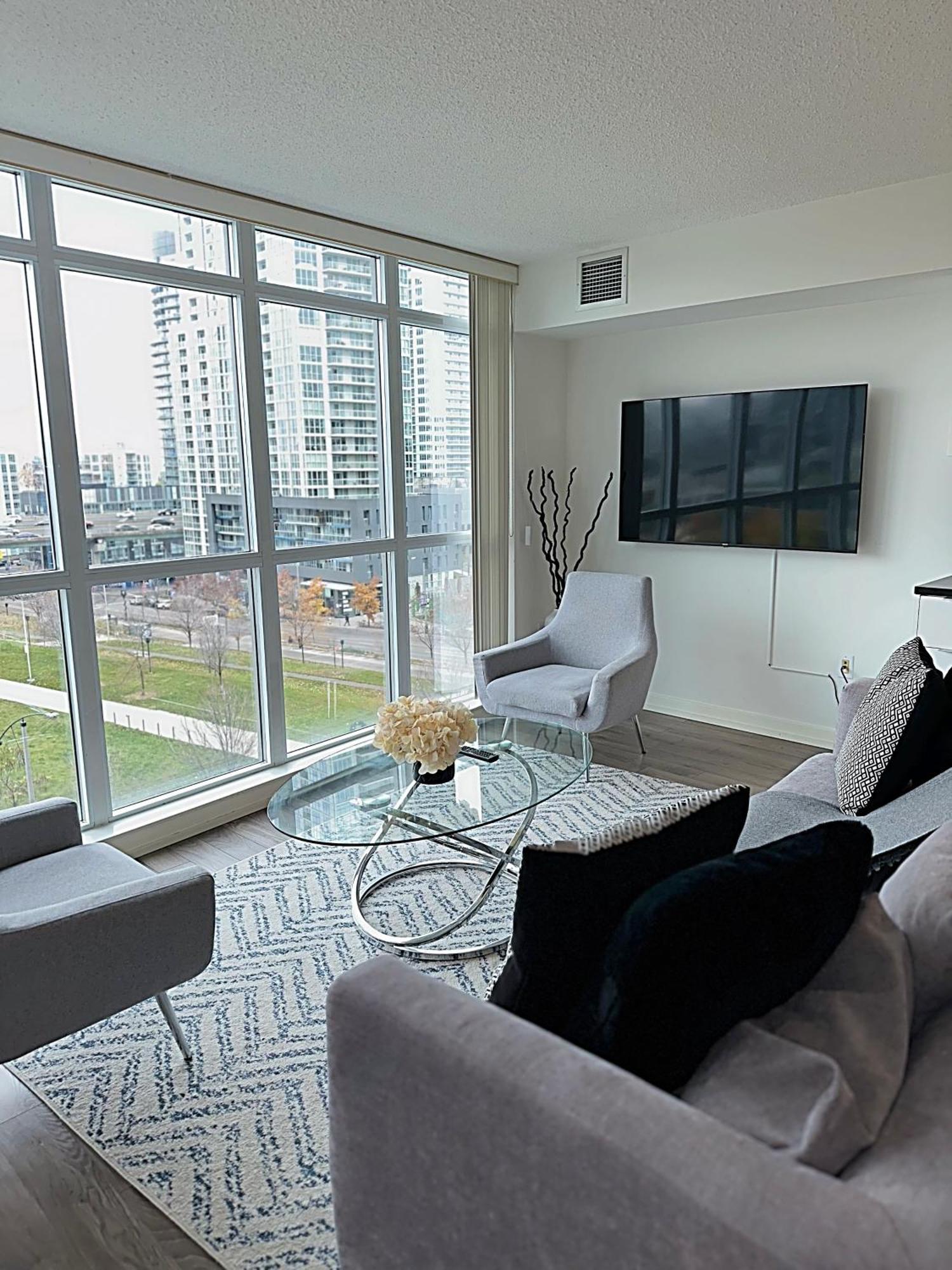 Modern 2bd + 2 Bath By Cn Tower With Free Parking.