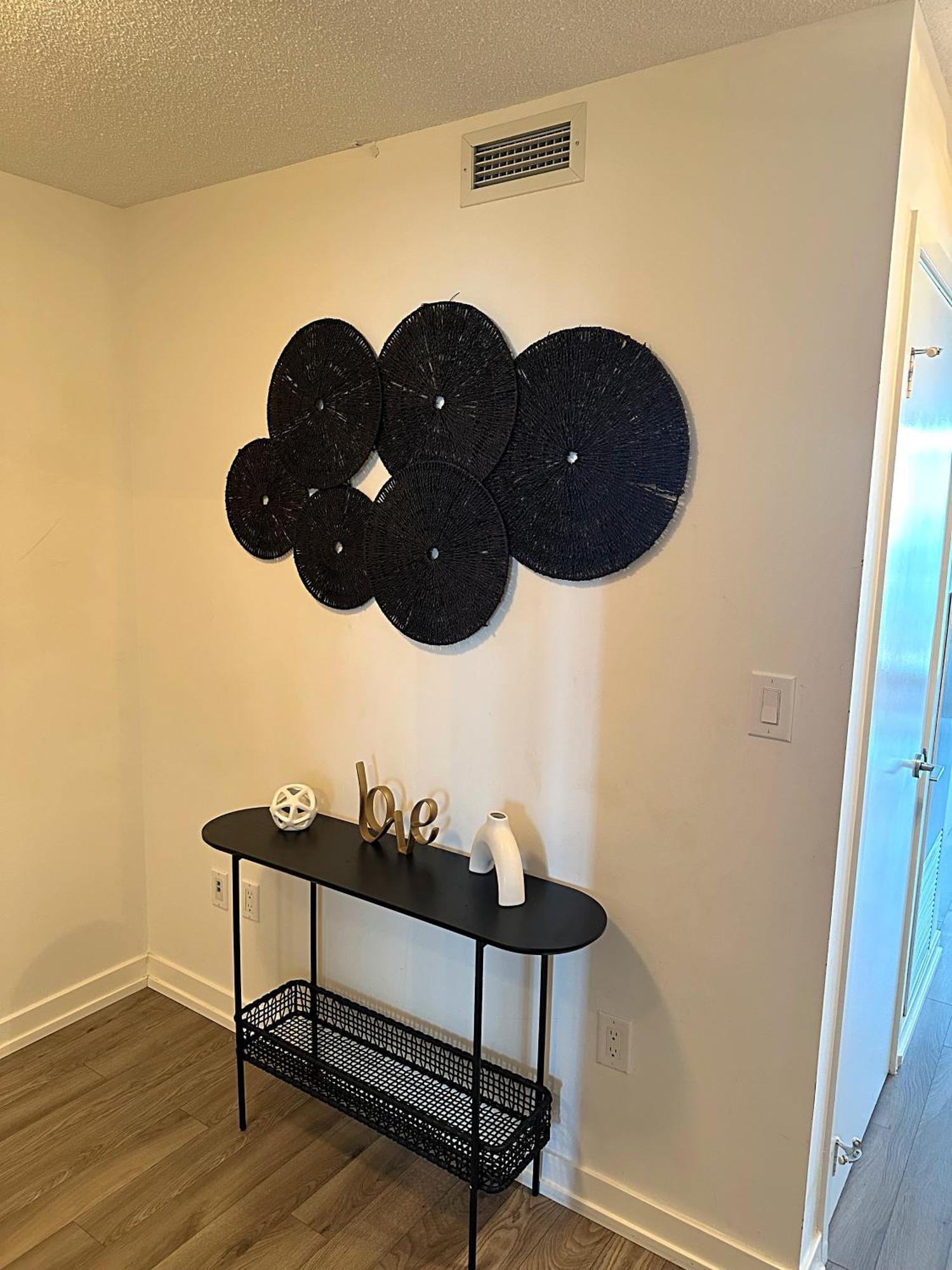 Modern 2bd + 2 Bath By Cn Tower With Free Parking. Apartment
