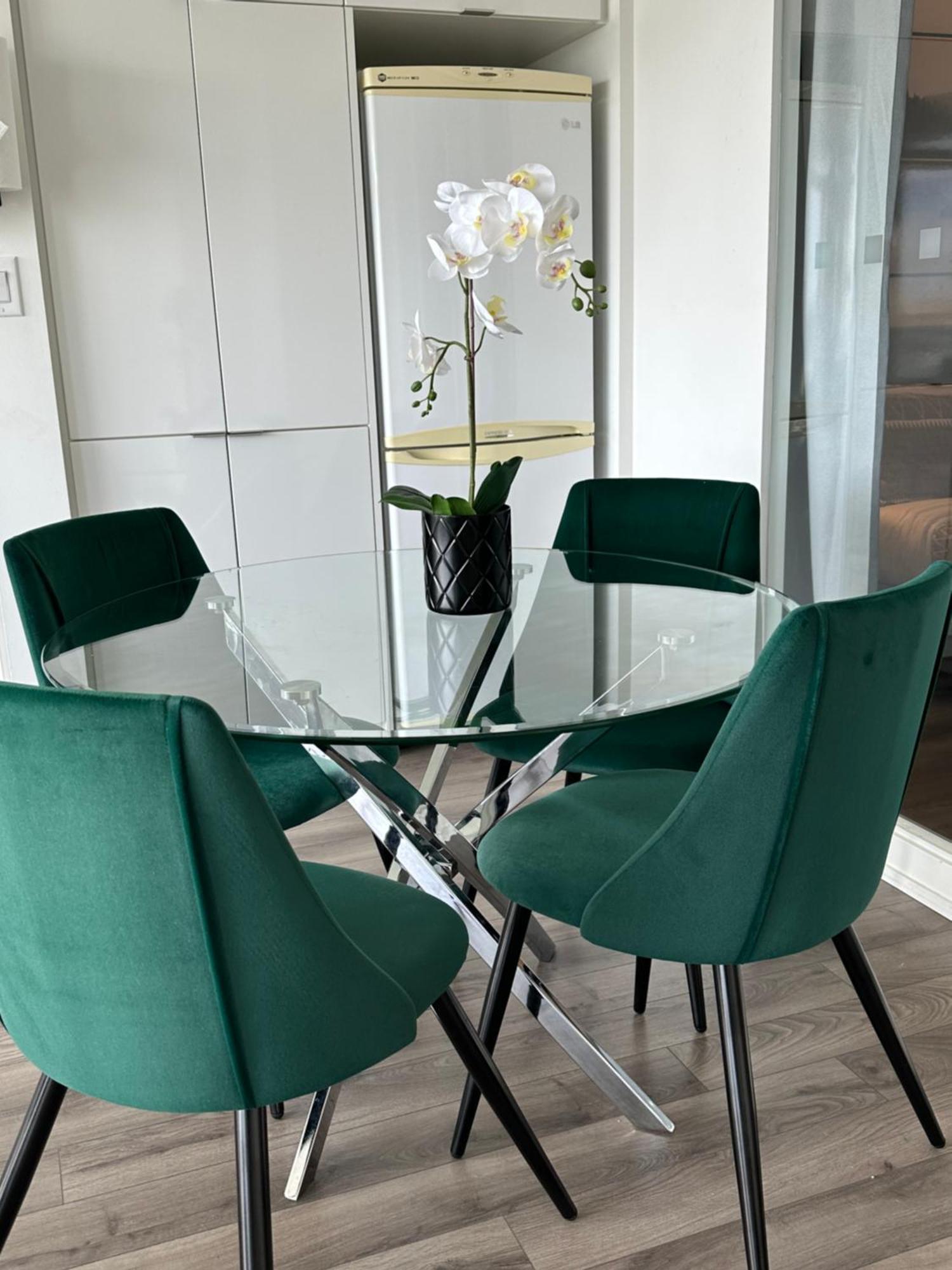 Modern 2bd + 2 Bath By Cn Tower With Free Parking. *