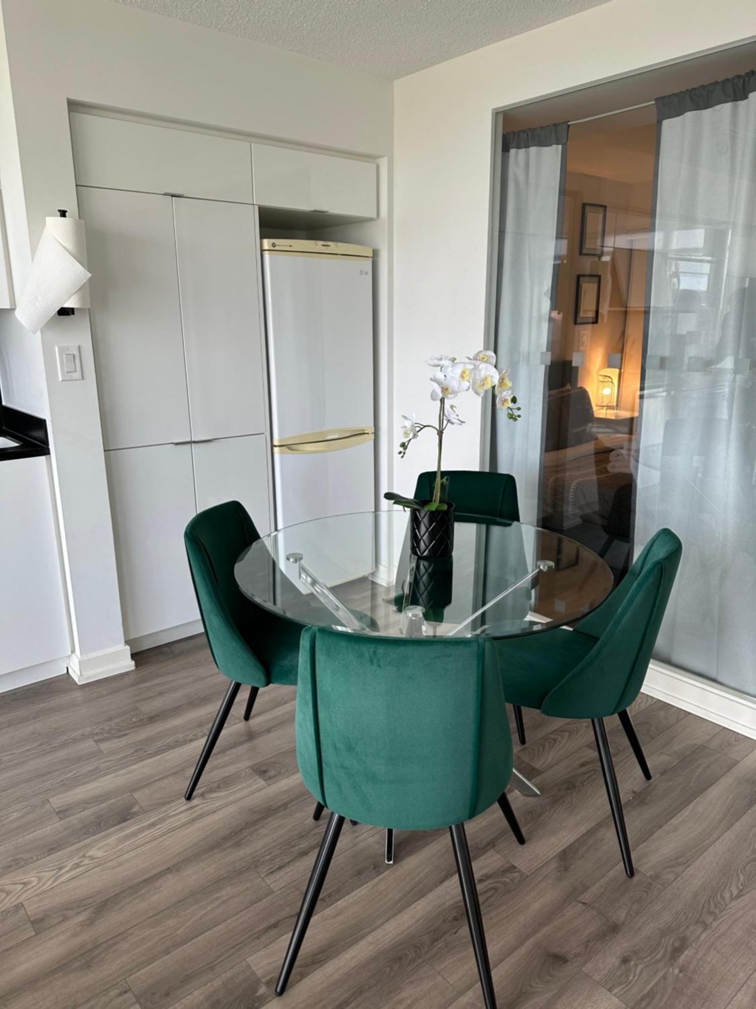Apartment Modern 2bd + 2 Bath By Cn Tower With Free Parking. Toronto