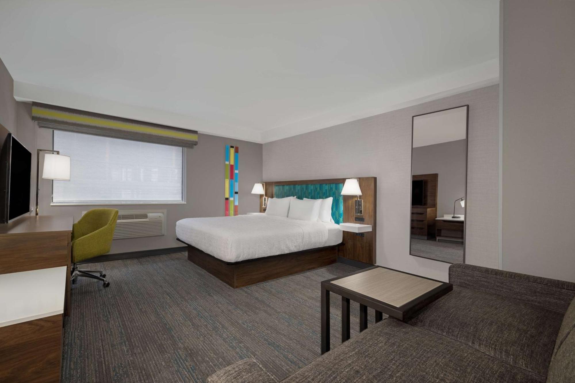 Hotel Hampton & By Hilton Downtown