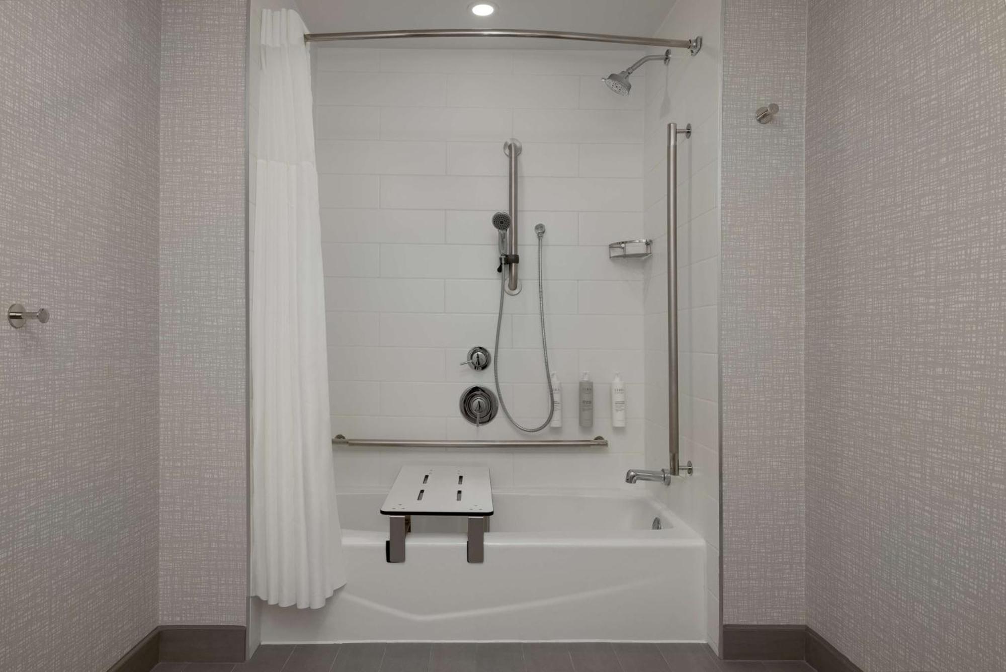 Hampton & By Hilton Downtown 3*