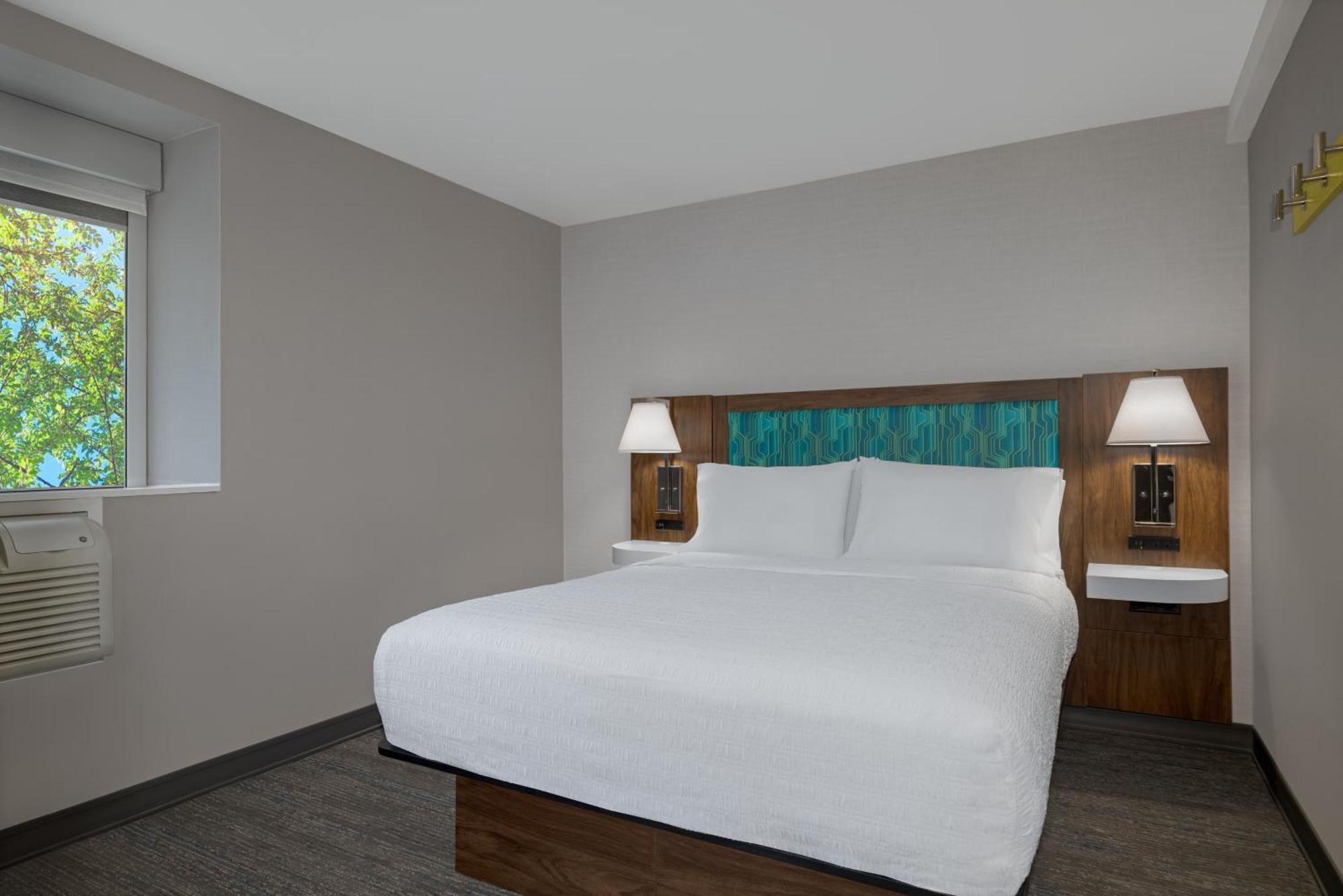 Hampton & By Hilton Downtown Hotel
