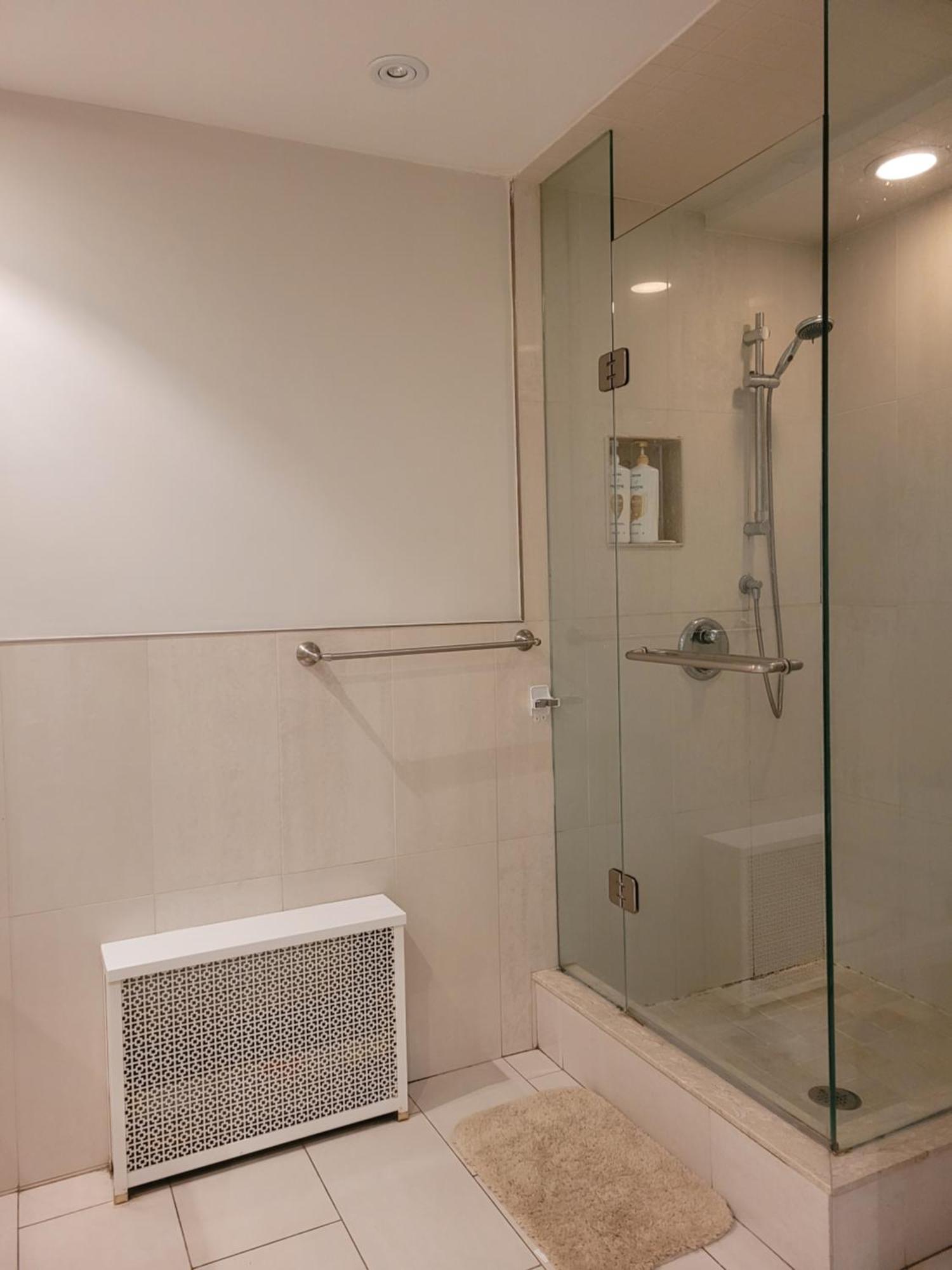 Private In Forest Hill With Full Kitchen And Parking Toronto