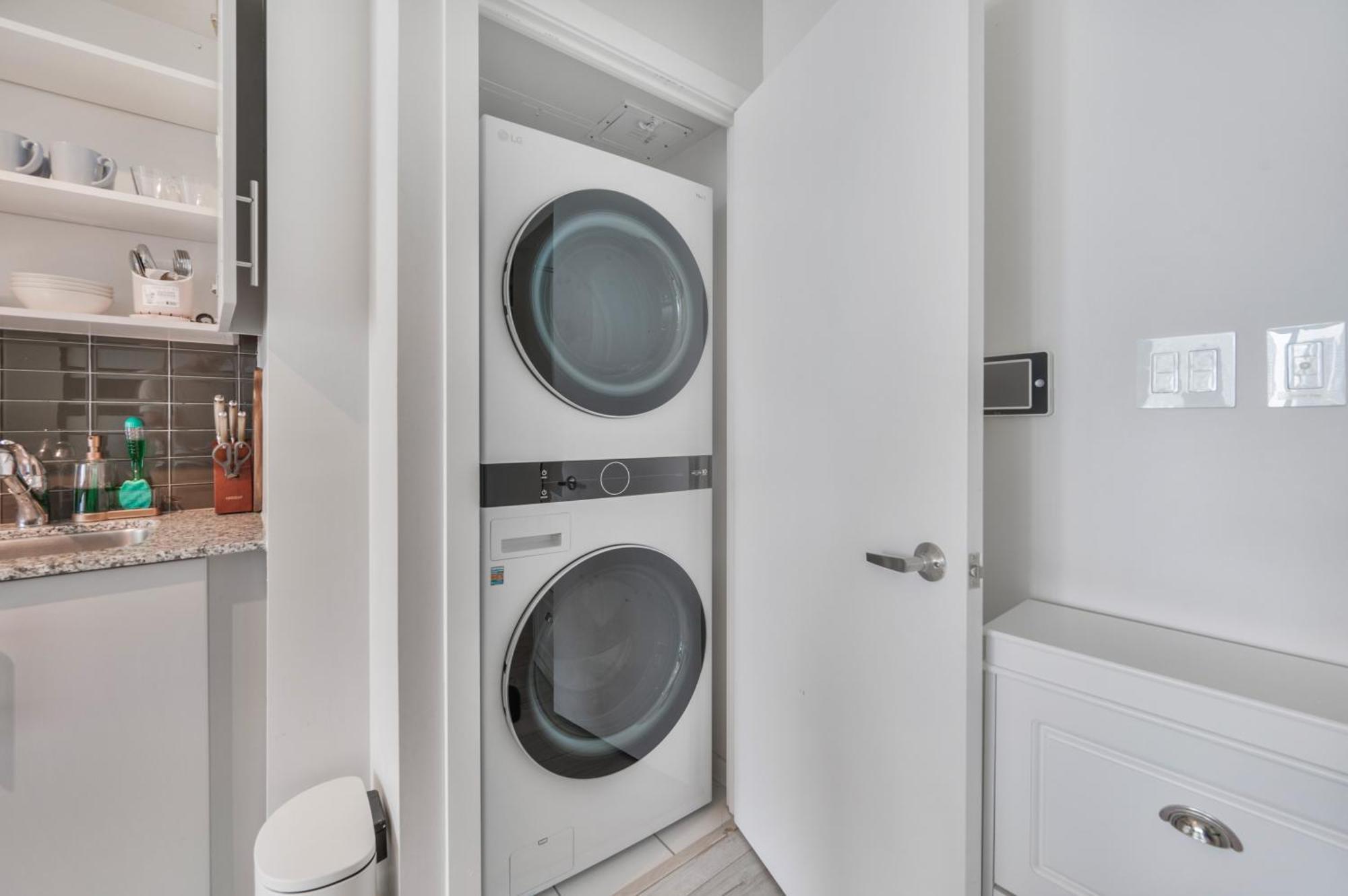 Luxury Downtown 2 Bedroom With And Views And Free Parking *