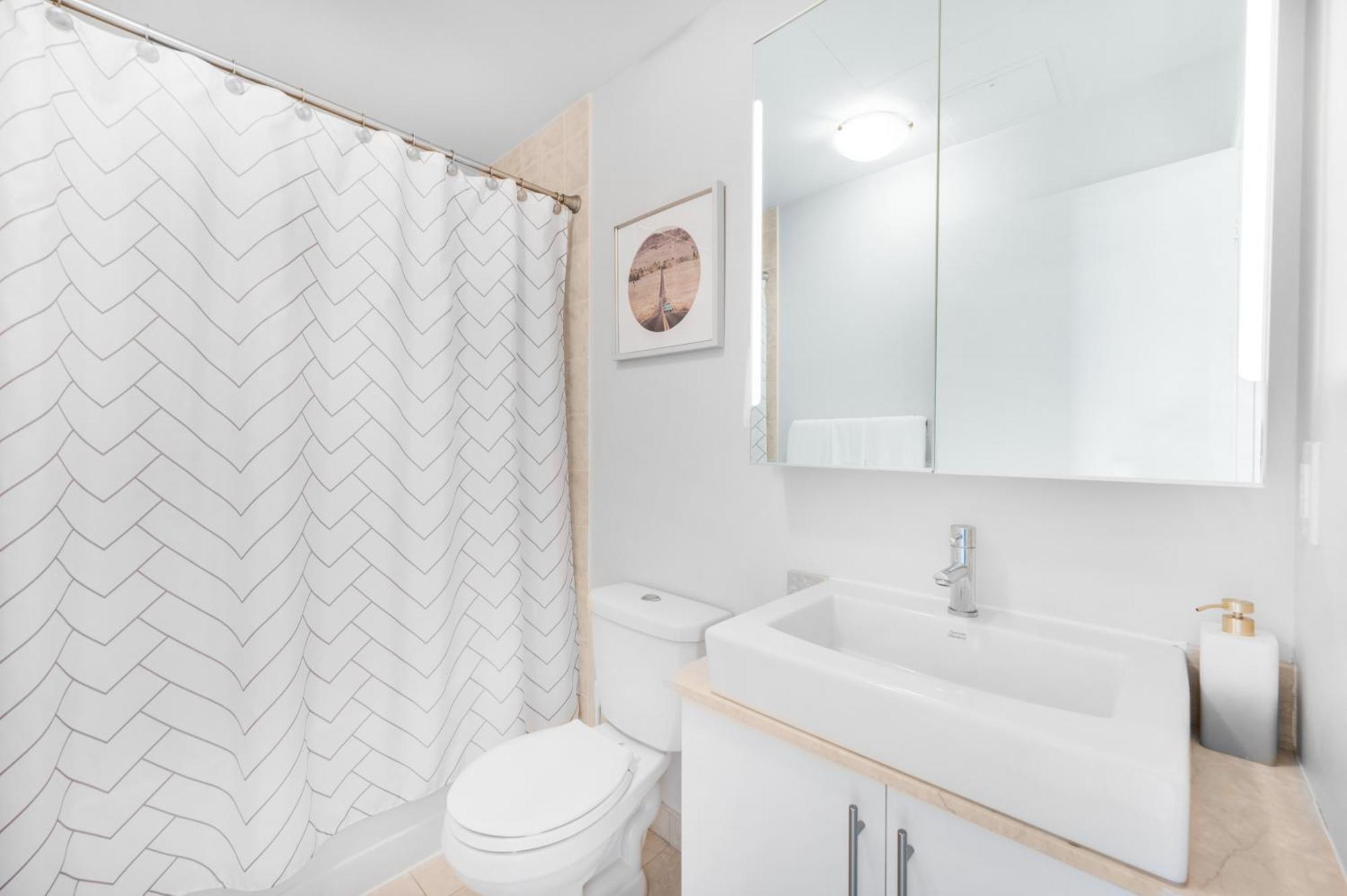 Luxury Downtown 2 Bedroom With And Views And Free Parking Apartment *