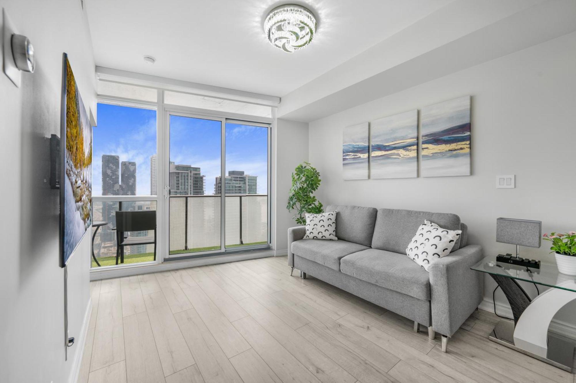 Luxury Downtown 2 Bedroom With And Views And Free Parking Apartment