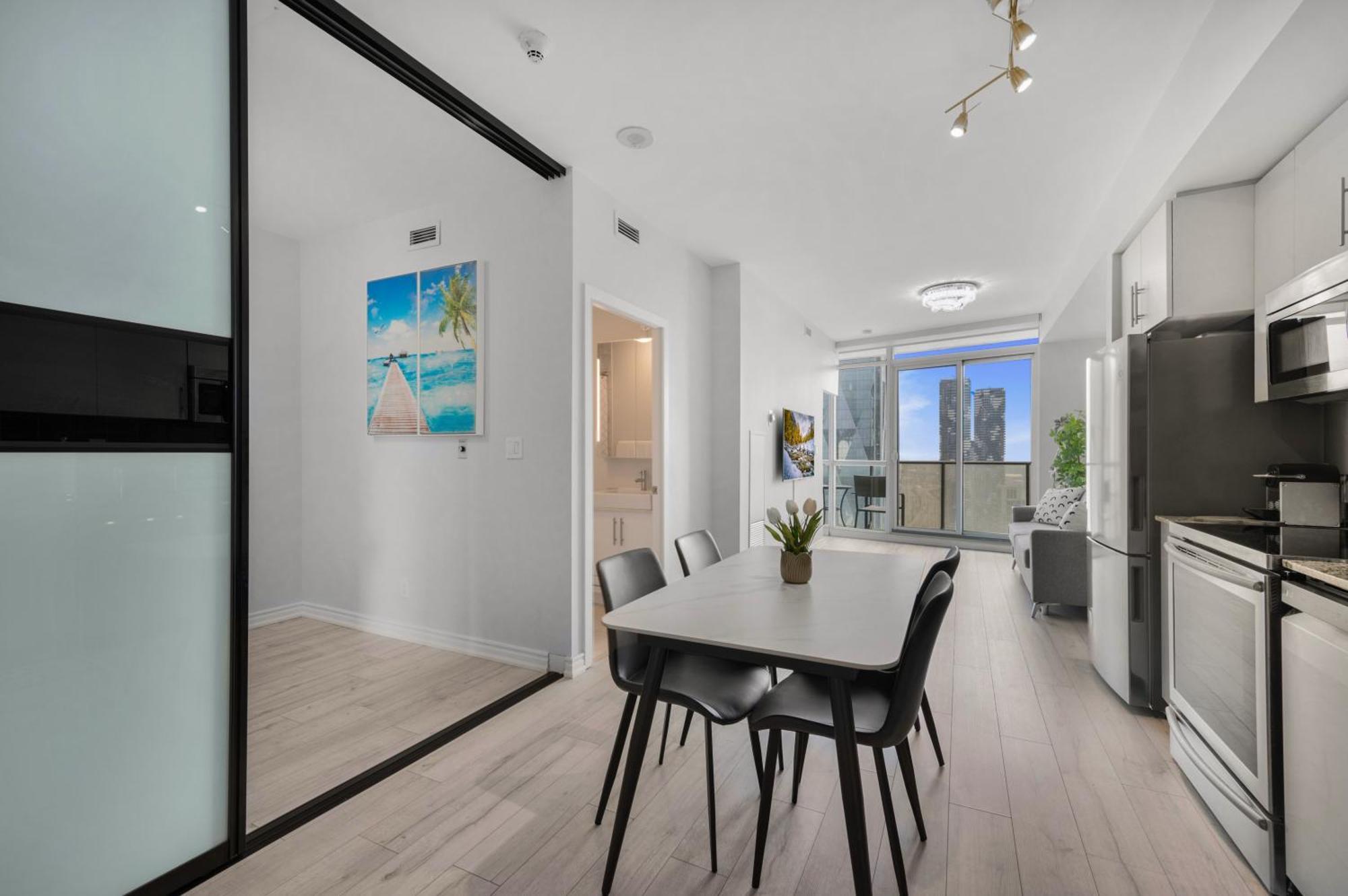 Apartment Luxury Downtown 2 Bedroom With And Views And Free Parking *