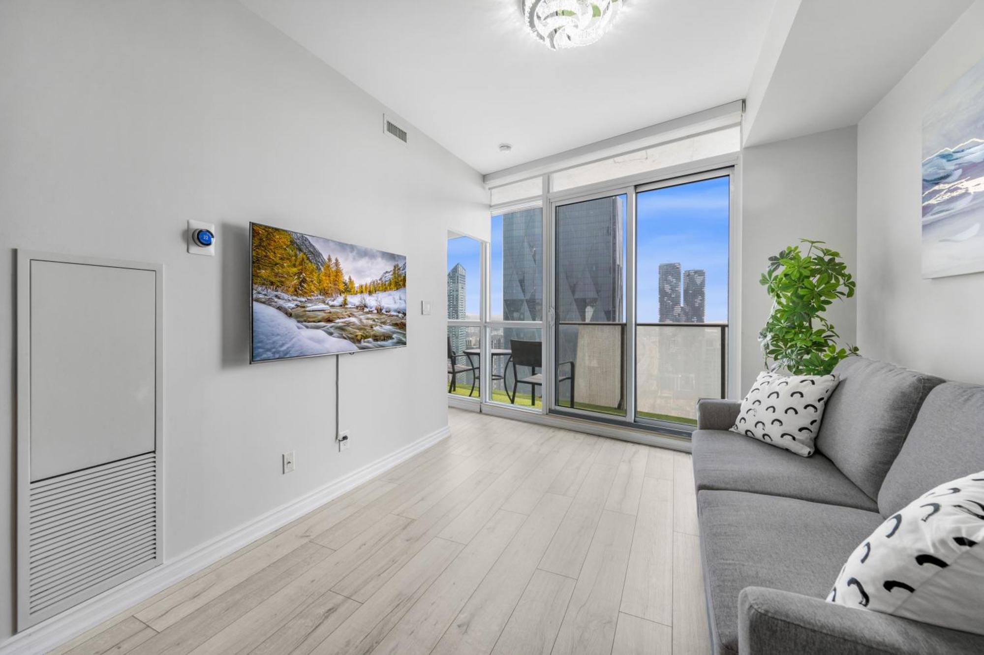 Luxury Downtown 2 Bedroom With And Views And Free Parking Apartment