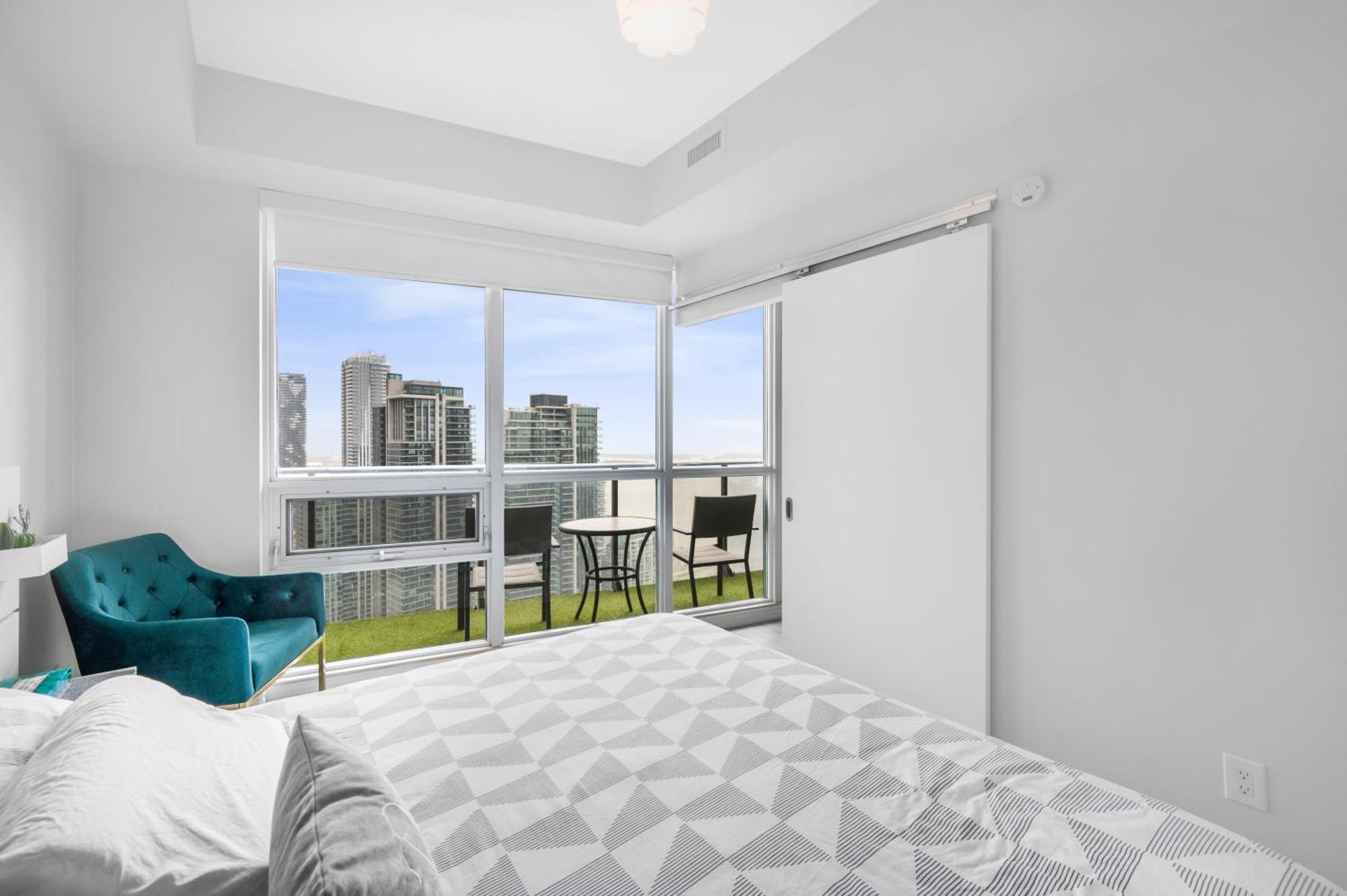 Luxury Downtown 2 Bedroom With And Views And Free Parking Apartment Toronto