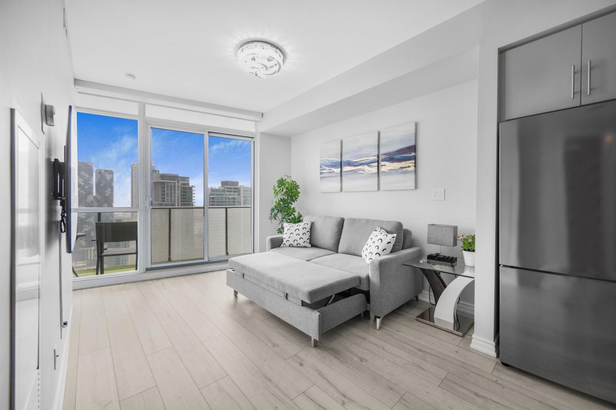 Luxury Downtown 2 Bedroom With And Views And Free Parking Apartment