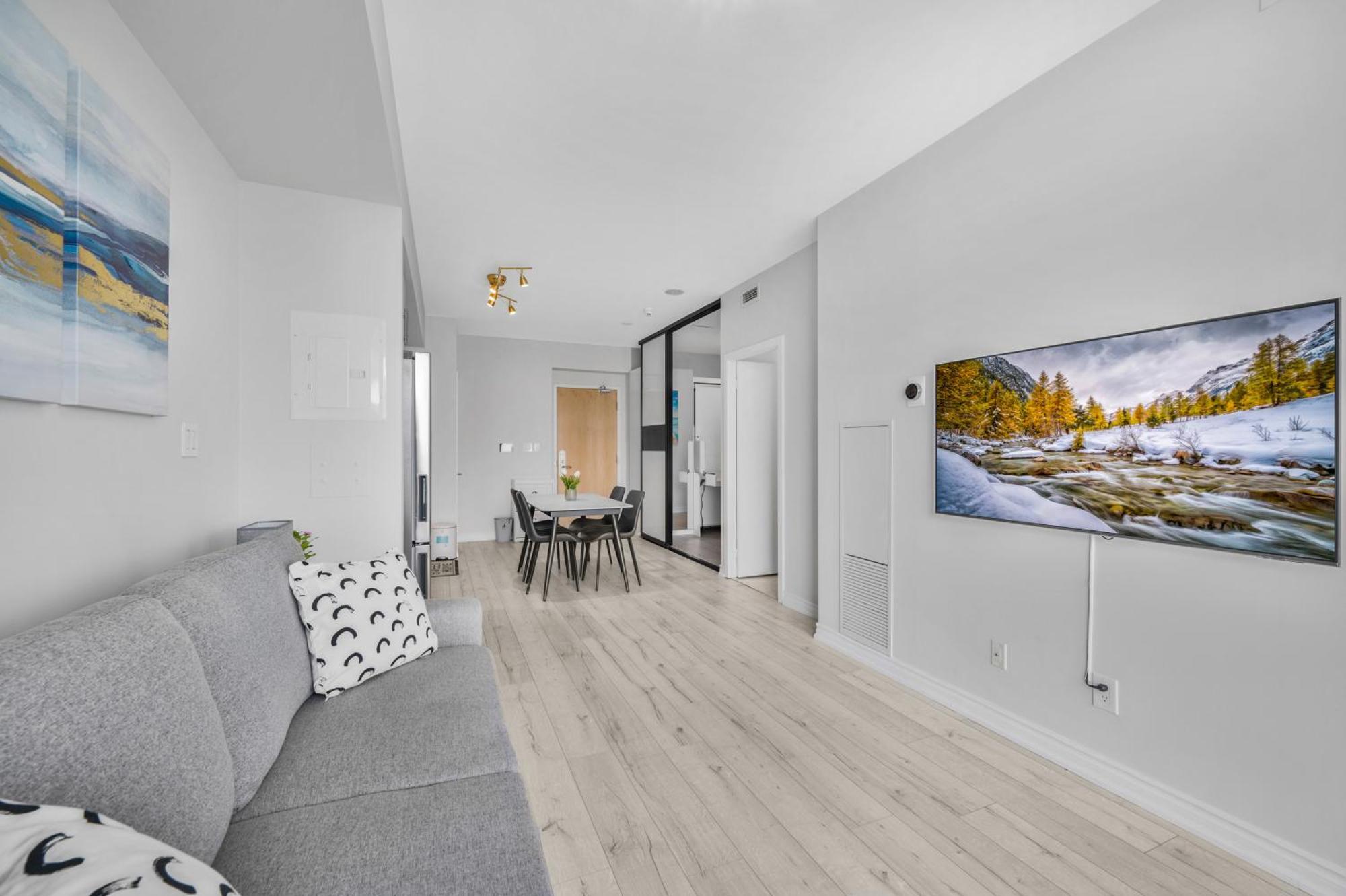 Luxury Downtown 2 Bedroom With And Views And Free Parking Apartment *