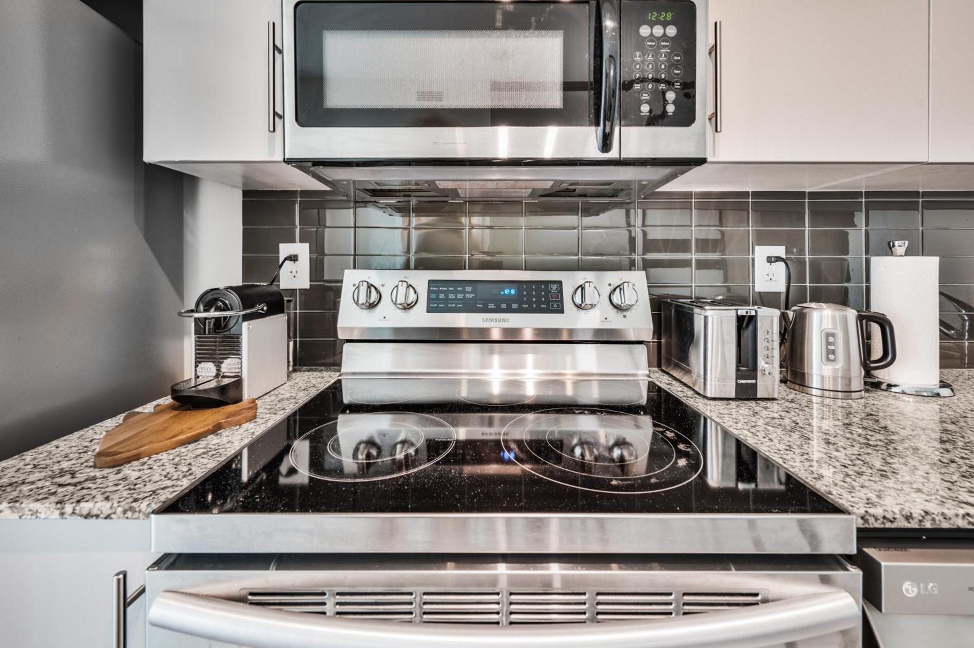 Luxury Downtown 2 Bedroom With And Views And Free Parking *