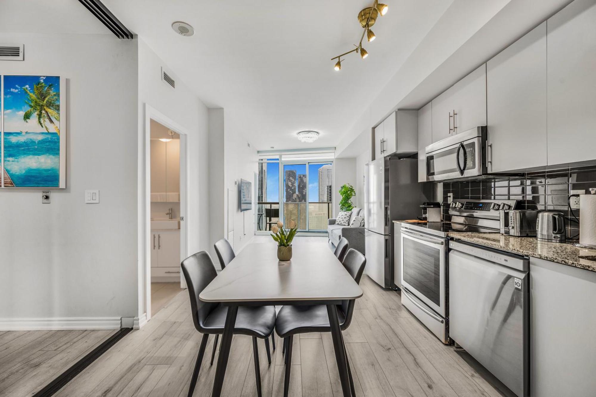Luxury Downtown 2 Bedroom With And Views And Free Parking Apartment
