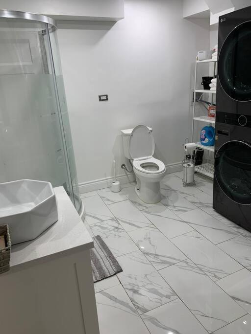 Big Oasis Studio Near Airport Yyz Guest house Toronto