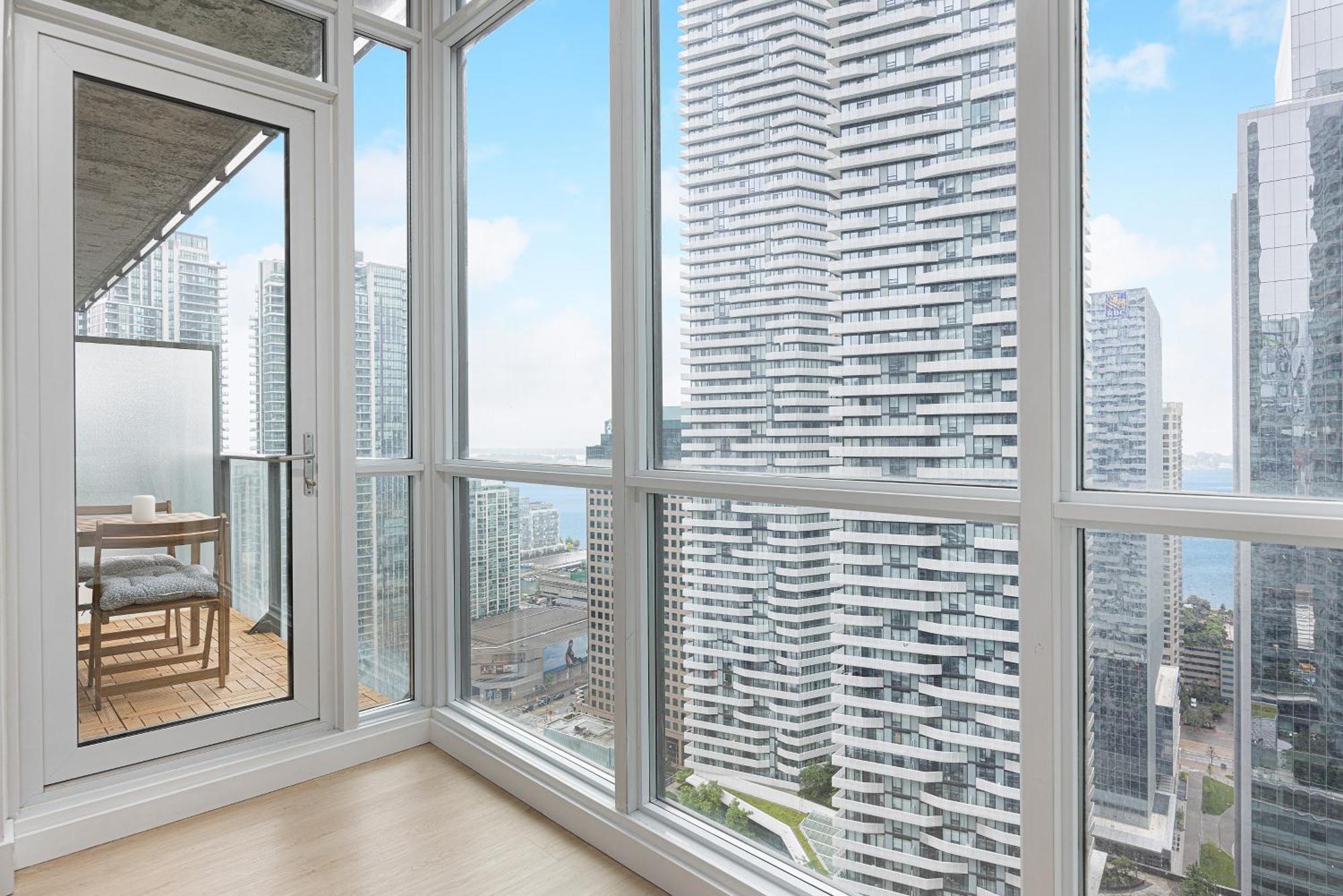 Newly Renovated Cozy Condo/union Station Toronto