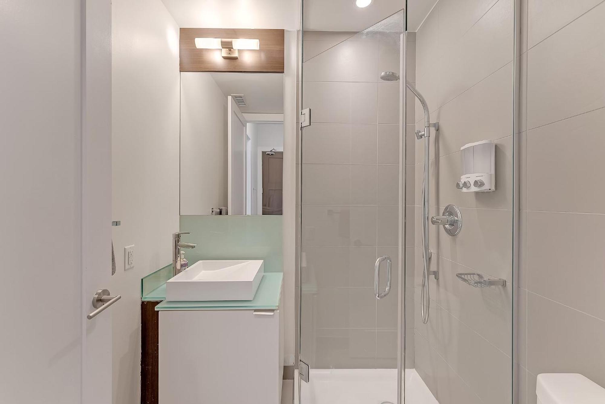 Apartment 2br 2bth Apt-rogers Center-cn Tower-free Parking *