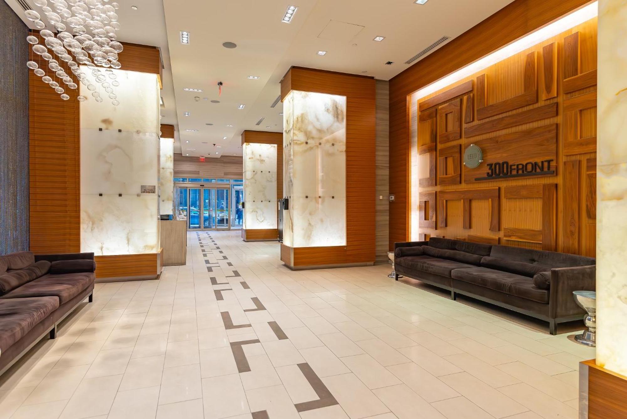 Apartment 2br 2bth Apt-rogers Center-cn Tower-free Parking *
