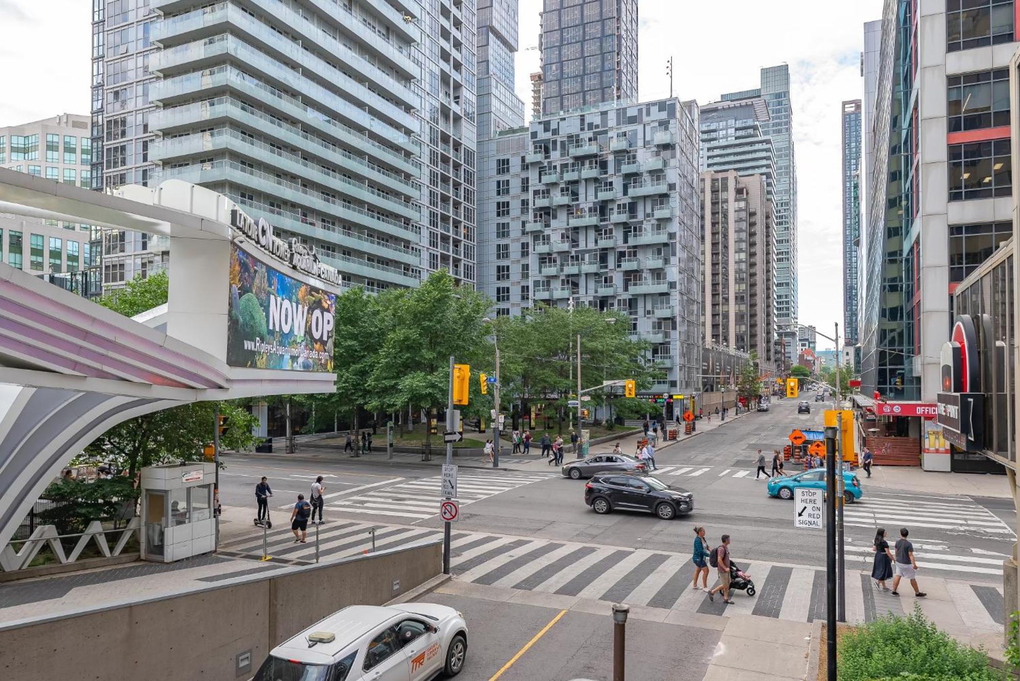Apartment 2br 2bth Apt-rogers Center-cn Tower-free Parking *