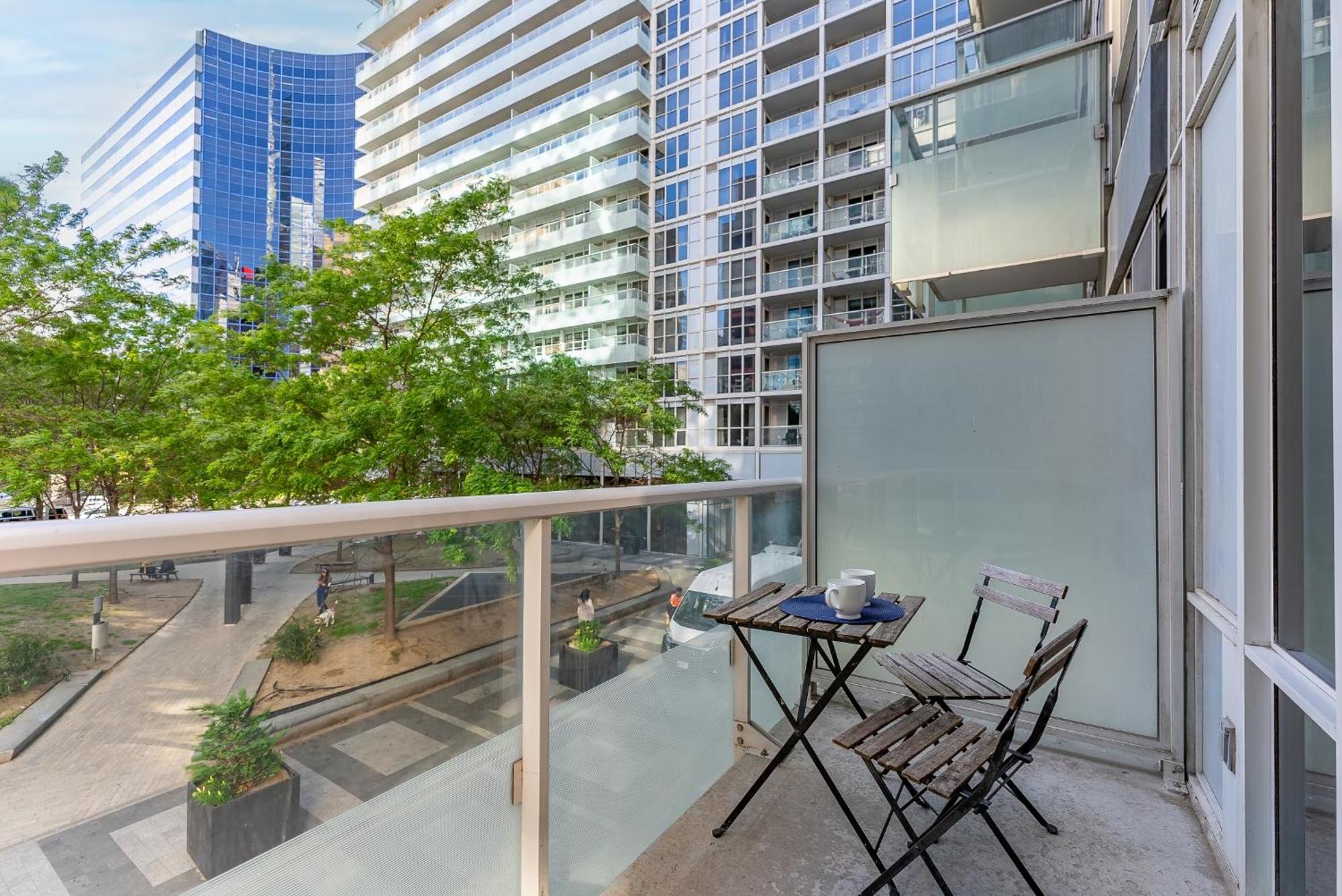 Apartment 2br 2bth Apt-rogers Center-cn Tower-free Parking *