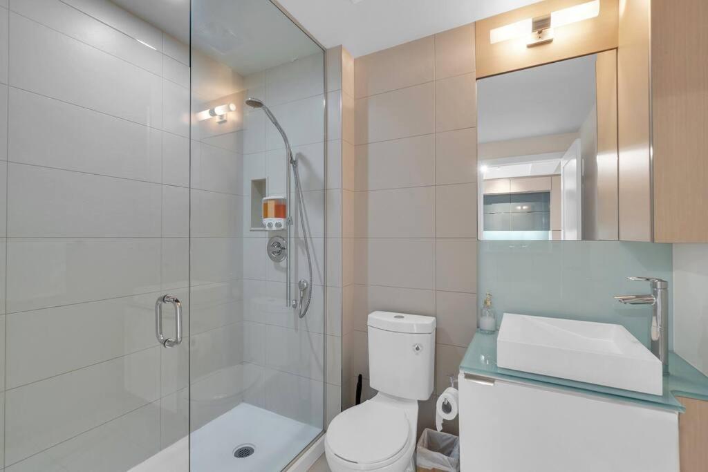 Rare 1br - Rooftop Pool, Next To Mtcc & Cn Tower *