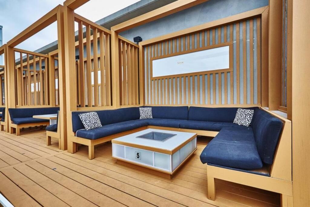 Rare 1br - Rooftop Pool, Next To Mtcc & Cn Tower