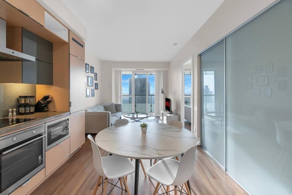 Rare 1br - Rooftop Pool, Next To Mtcc & Cn Tower Apartment