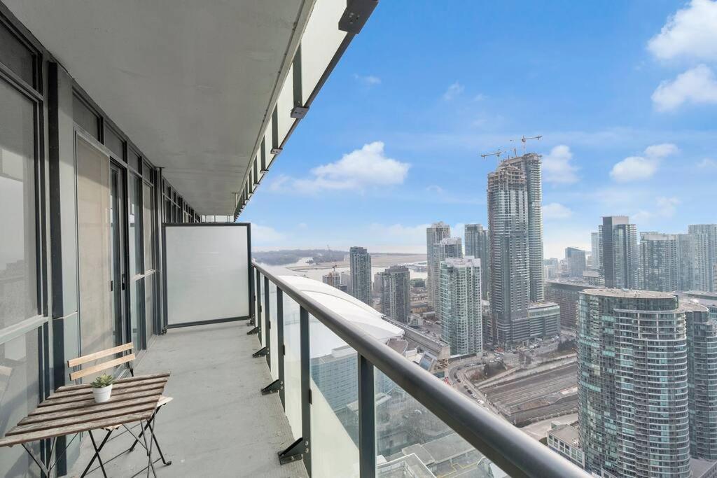 Rare 1br - Rooftop Pool, Next To Mtcc & Cn Tower *
