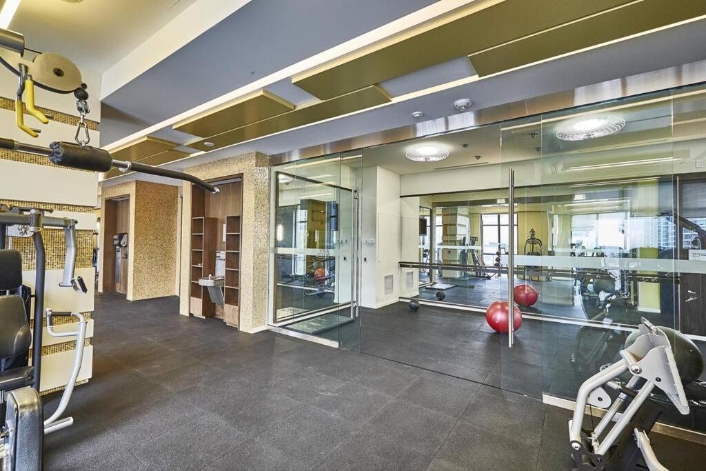 Rare 1br - Rooftop Pool, Next To Mtcc & Cn Tower Apartment *