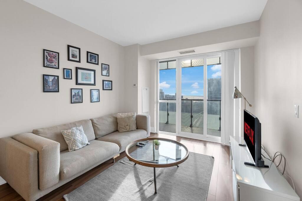 Rare 1br - Rooftop Pool, Next To Mtcc & Cn Tower * Toronto