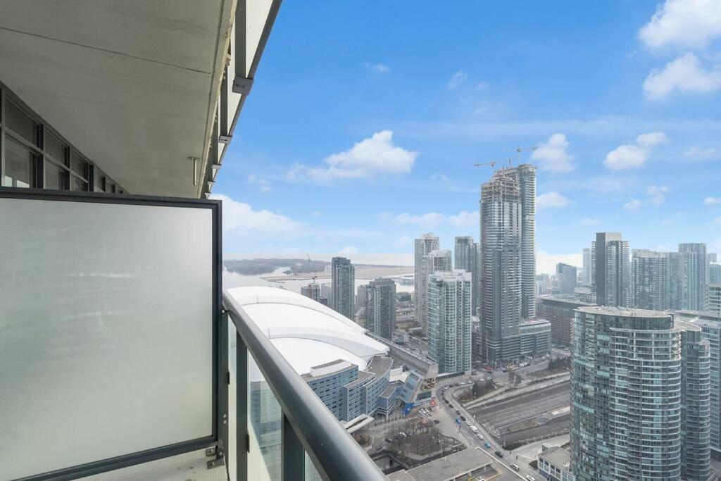 Rare 1br - Rooftop Pool, Next To Mtcc & Cn Tower Toronto
