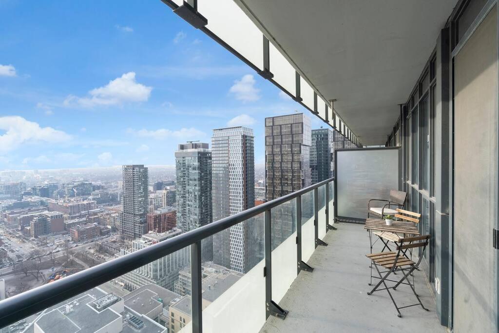 Rare 1br - Rooftop Pool, Next To Mtcc & Cn Tower *