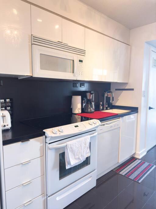 Comfort Two Beds By Cn Tower Rogers Centre Free Parking