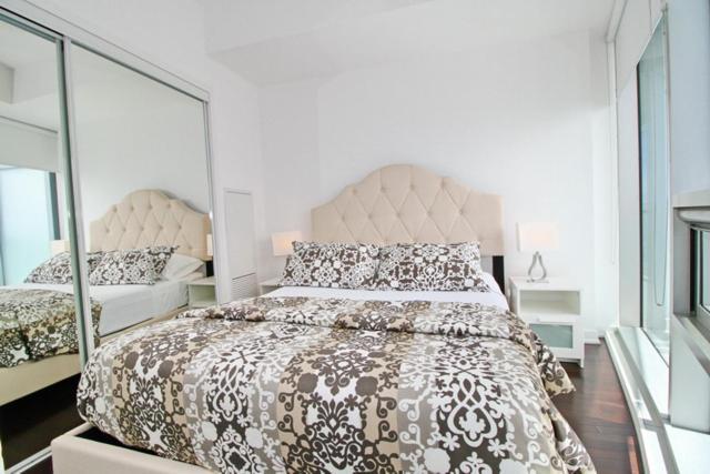 Apartment Presidential 2+1br Condo, Entertainment District Toronto